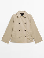 Short trench coat with button detail on the collar