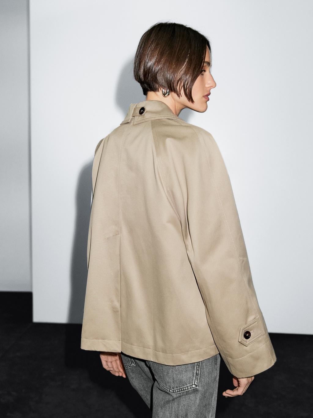 Short trench coat with button detail on the collar