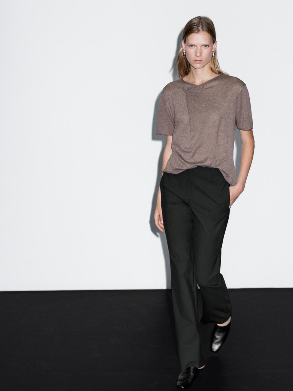 Short sleeve T-shirt with asymmetric fastening