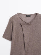 Short sleeve T-shirt with asymmetric fastening