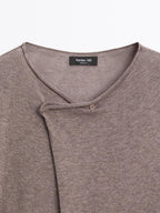 Short sleeve T-shirt with asymmetric fastening