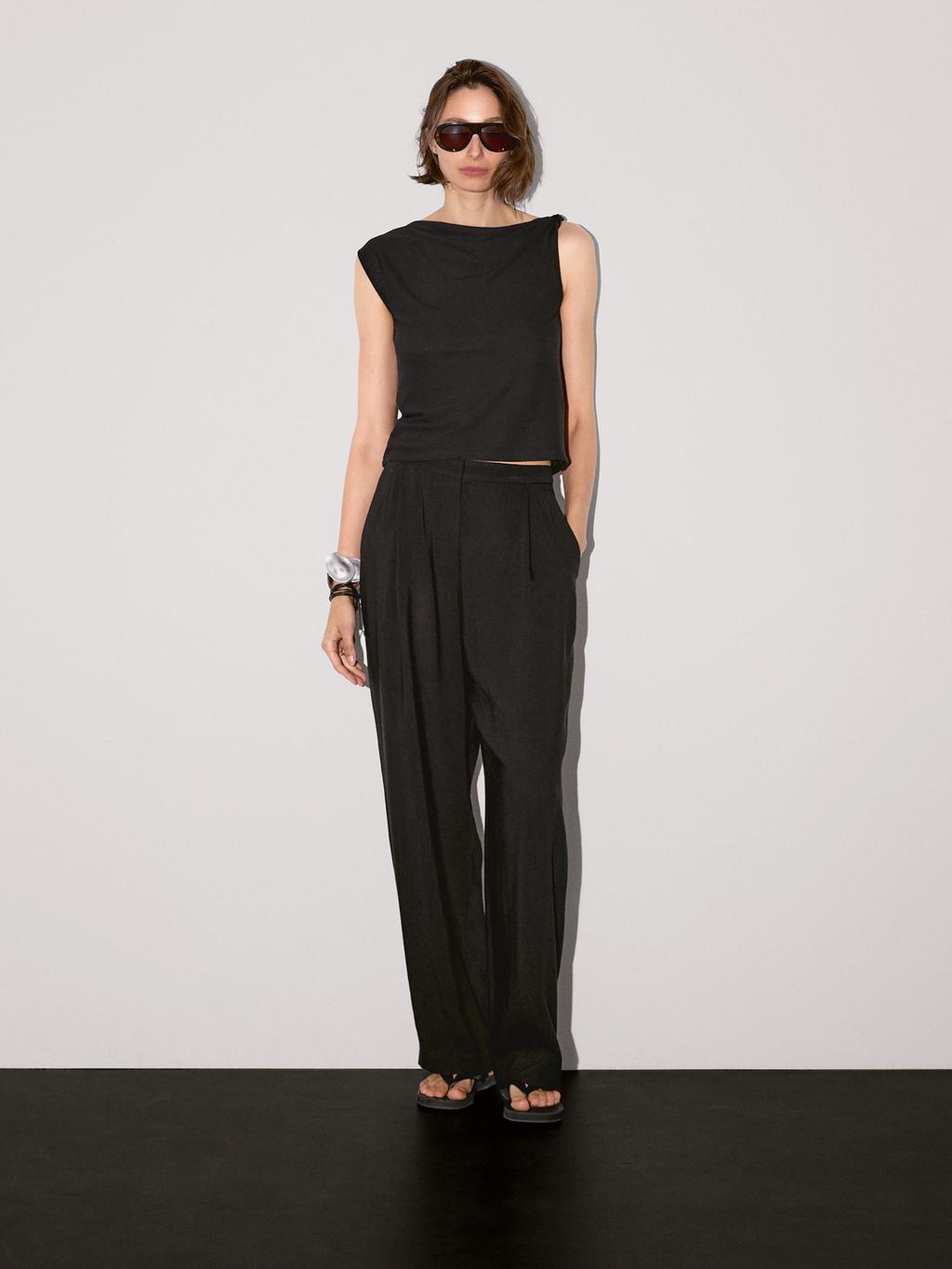 Asymmetric top with knot detail