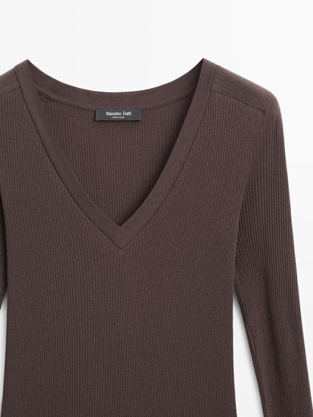 Ribbed V-neck T-shirt with long sleeves