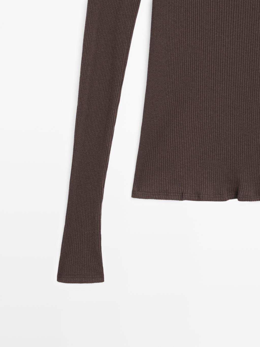 Ribbed V-neck T-shirt with long sleeves