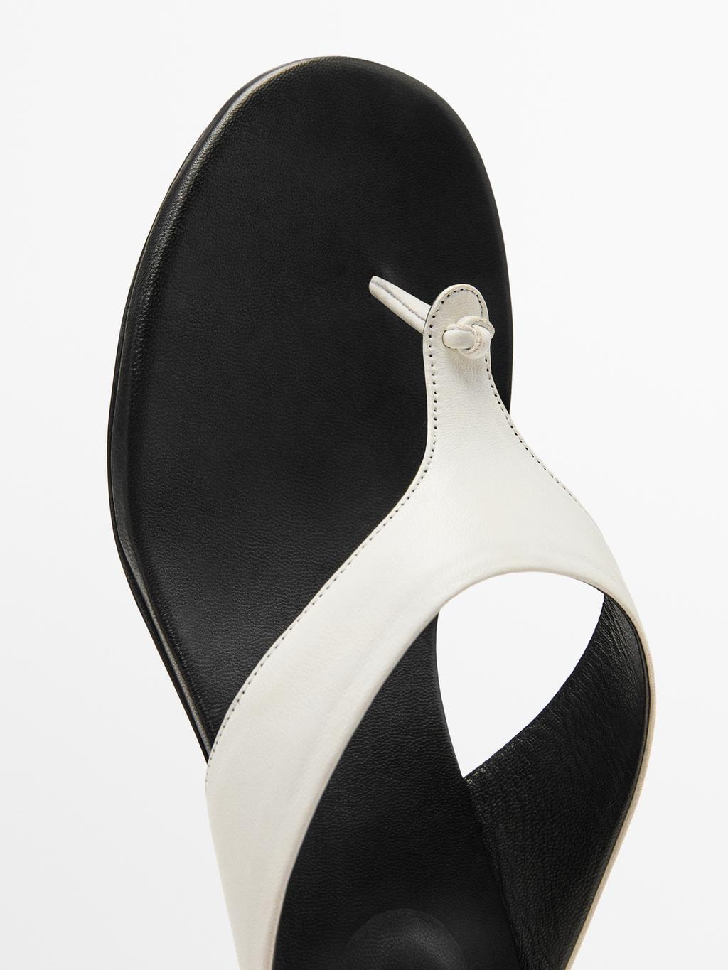 Heeled sandals with toe divider