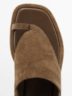 Sandals with quilted insoles