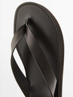 Leather sandals with toe divider
